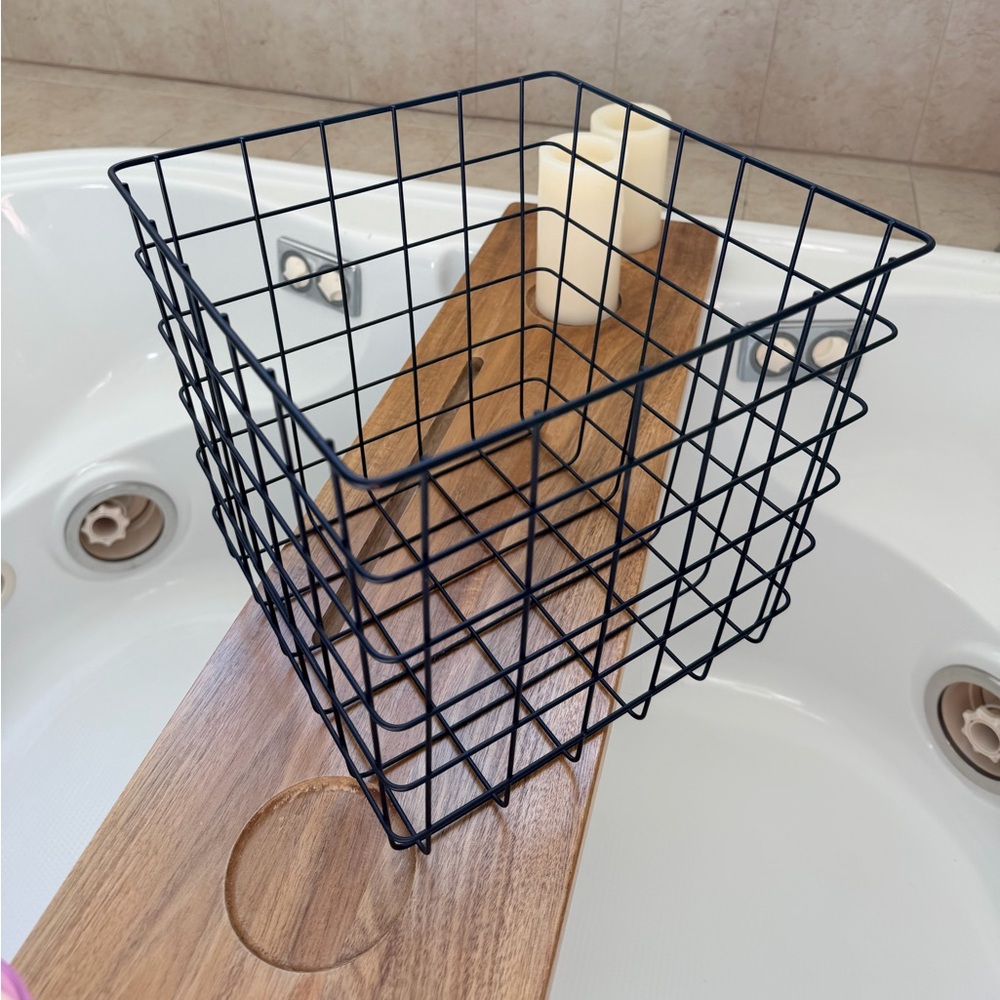 Black wire basket (listing for 1: 2 available)